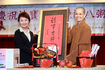 拋磚引玉助民　佛光山惠中寺贈臘八粥